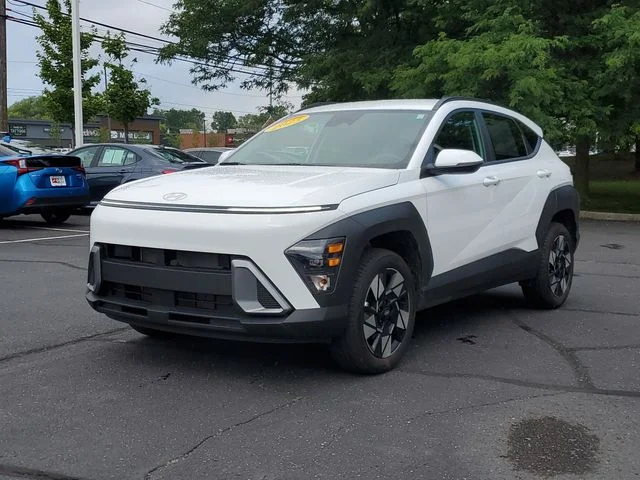 Used 2025 White Hyundai SEL image 2