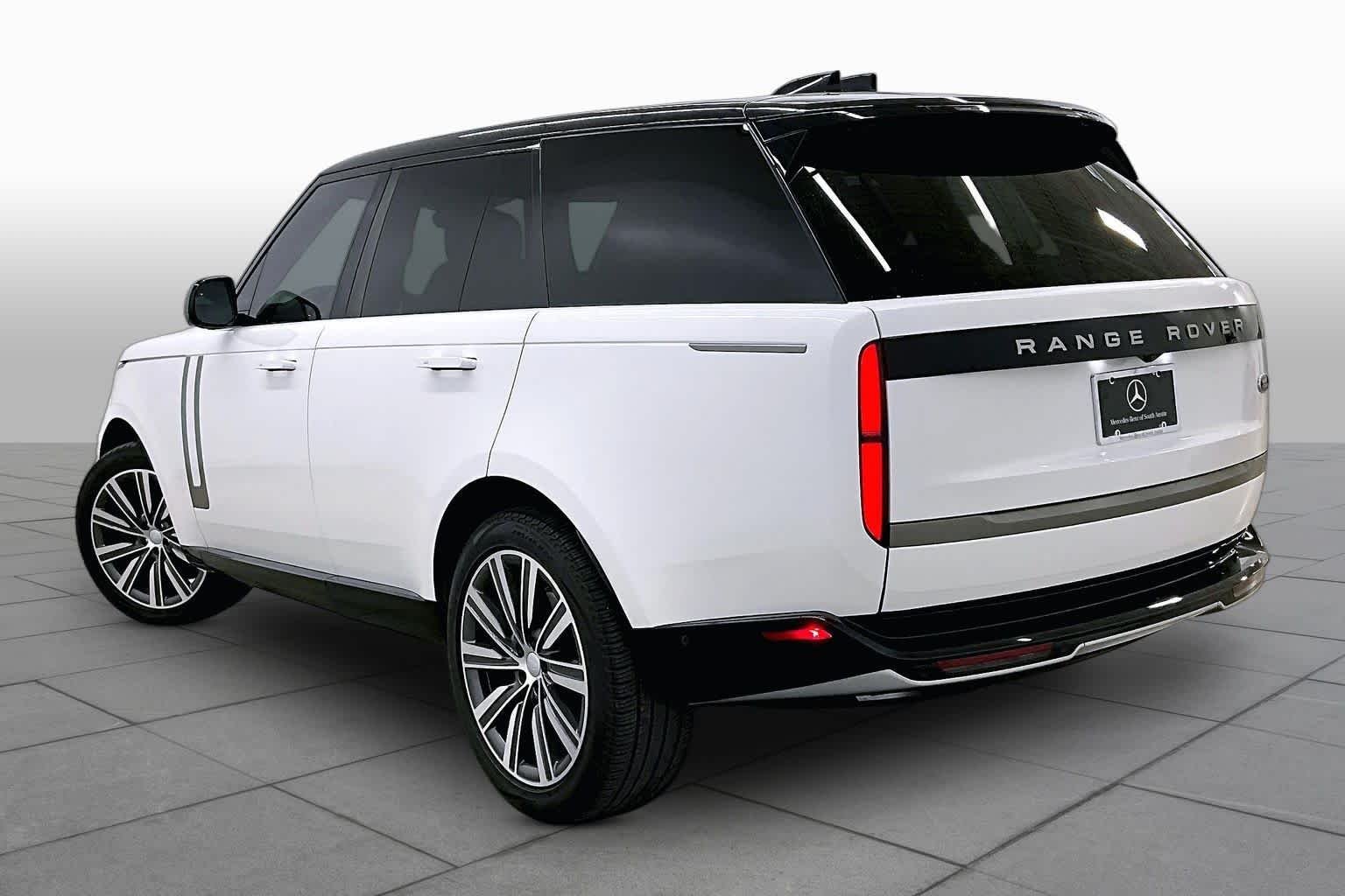 Used 2023 Icy White SV Bespoke Special Effect Gloss Land Rover SE image 12