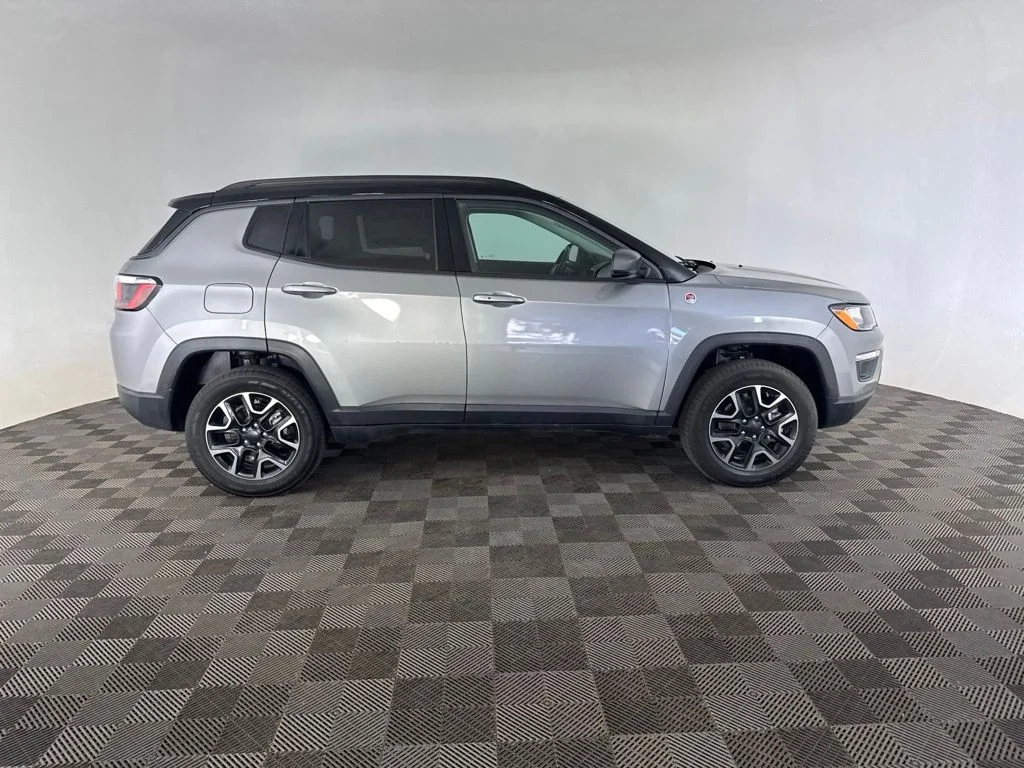 Used 2019 Silver Jeep Trailhawk image 4