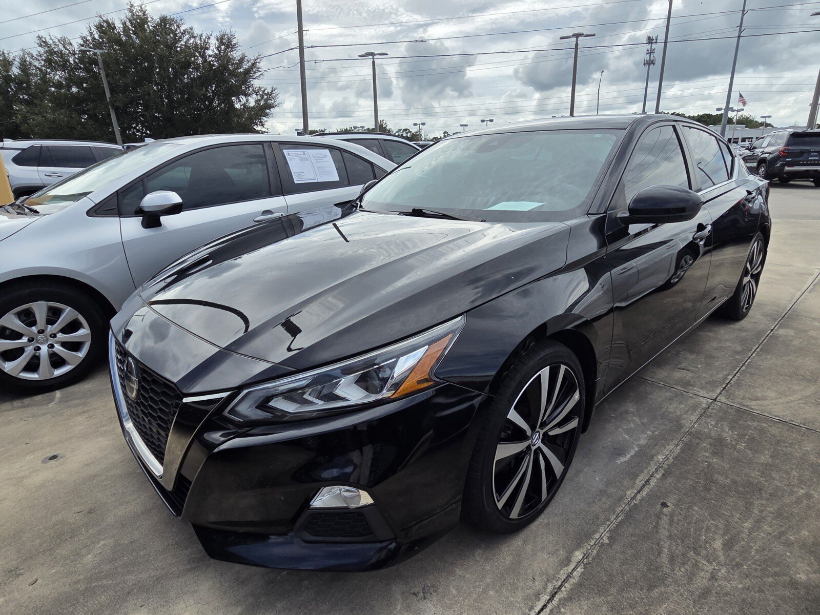 Used 2022 Super Black Nissan 2.5 SR image 1