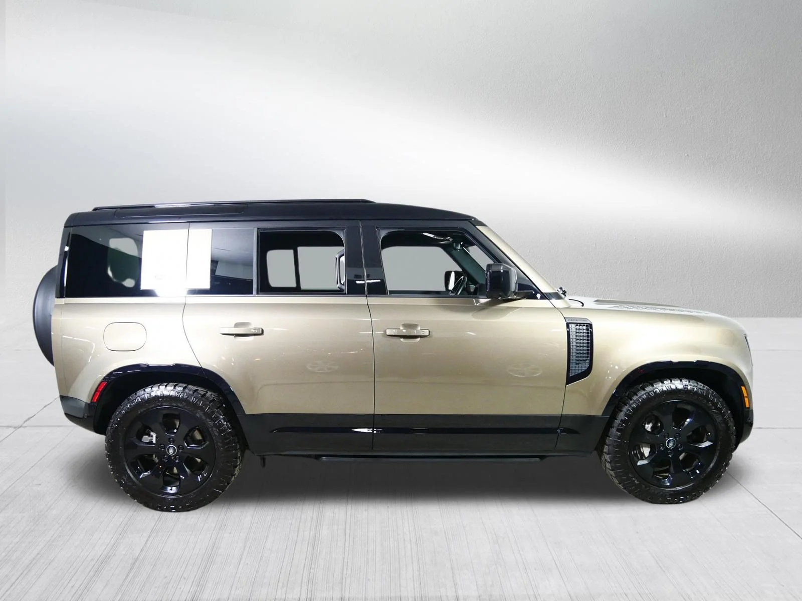 Used 2024 BRONZE Land Rover X-Dynamic SE image 8