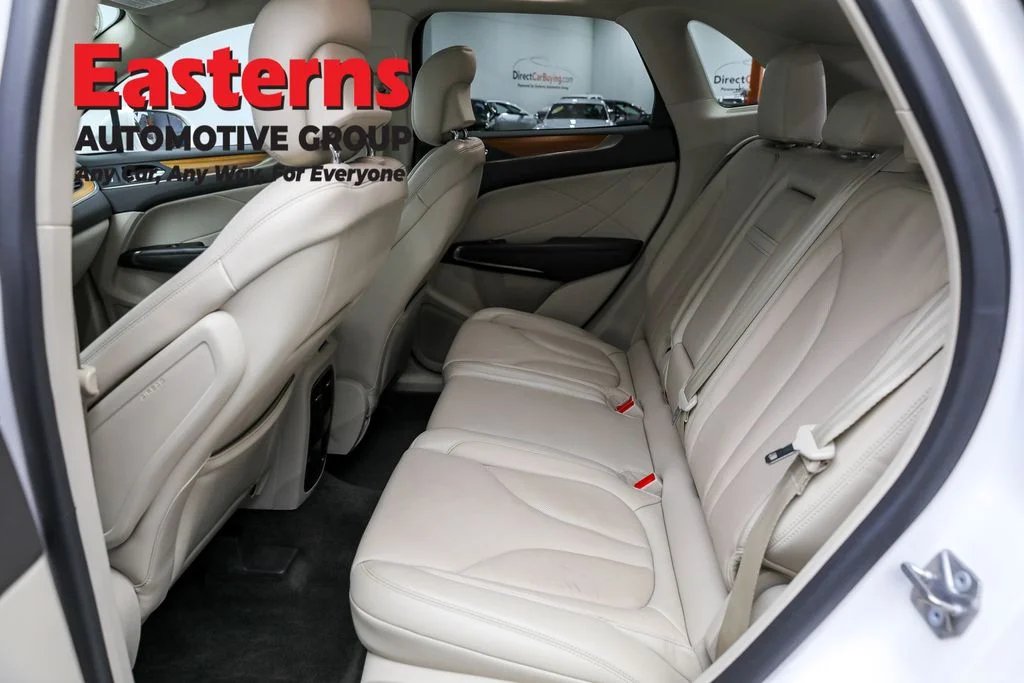 Used 2019 White Lincoln Select image 22