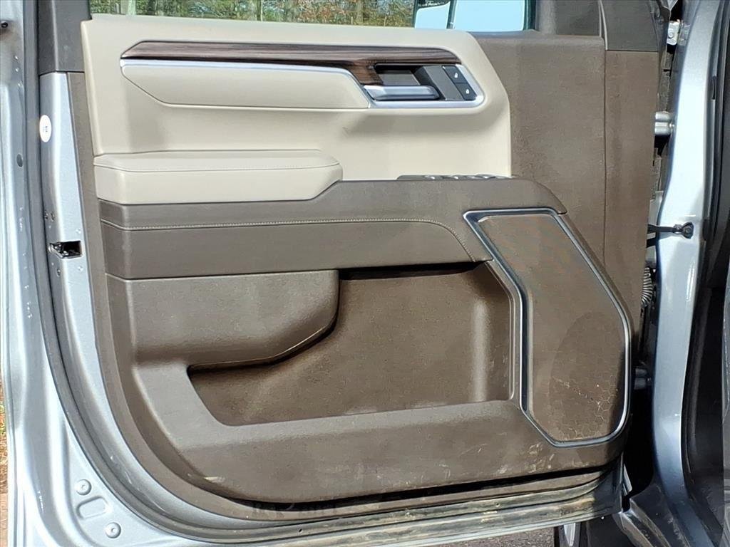 Used 2025 Sterling Gray Metallic Chevrolet LT image 4