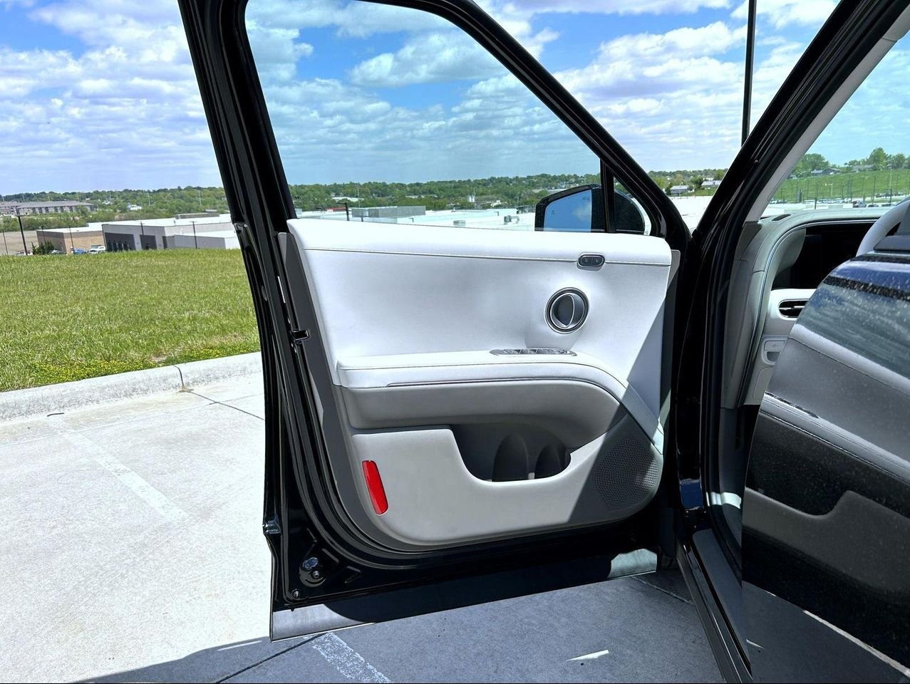 New 2026 Black Hyundai SEL Premium image 9
