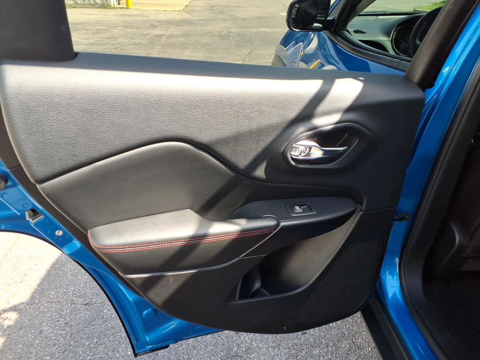 Used 2019 Hydro Blue Pearlcoat Jeep Trailhawk image 9