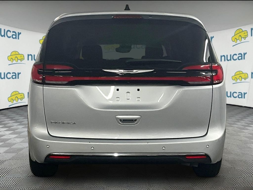 Used 2023 Silver Chrysler Touring L image 5