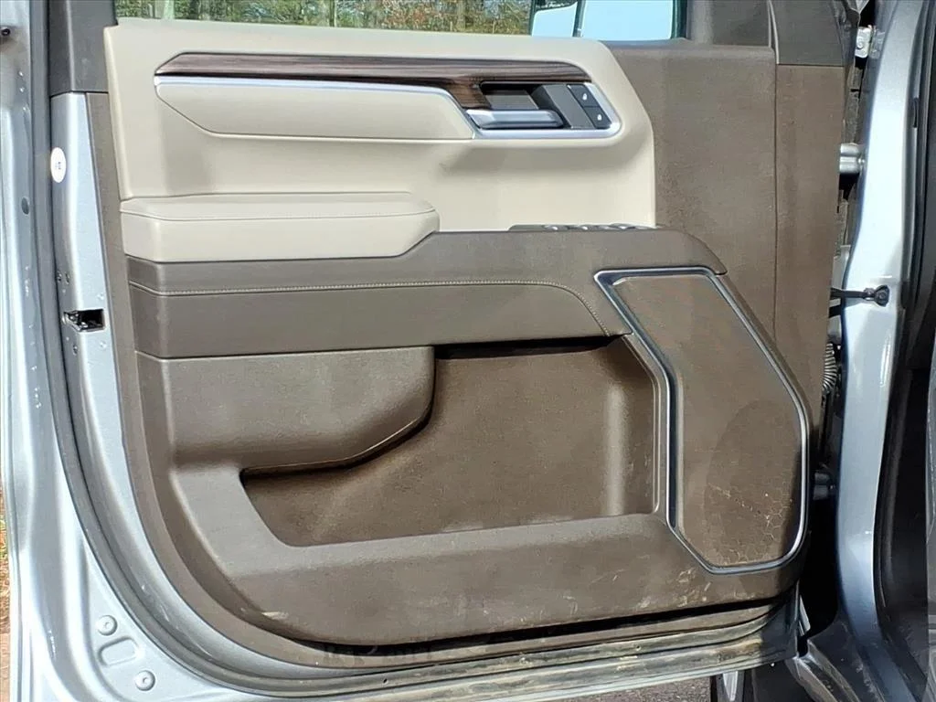 Used 2025 Sterling Gray Metallic Chevrolet LT image 4