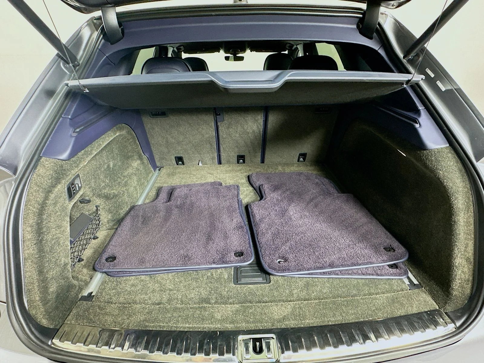 Used 2023 Silver Bentley  image 43