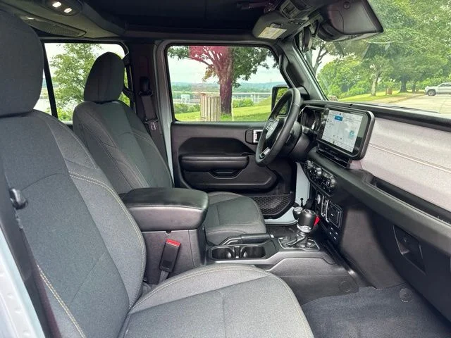 Used 2024  Jeep Sport S image 10
