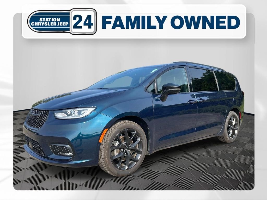 Used 2025 Blue Chrysler Limited image 1
