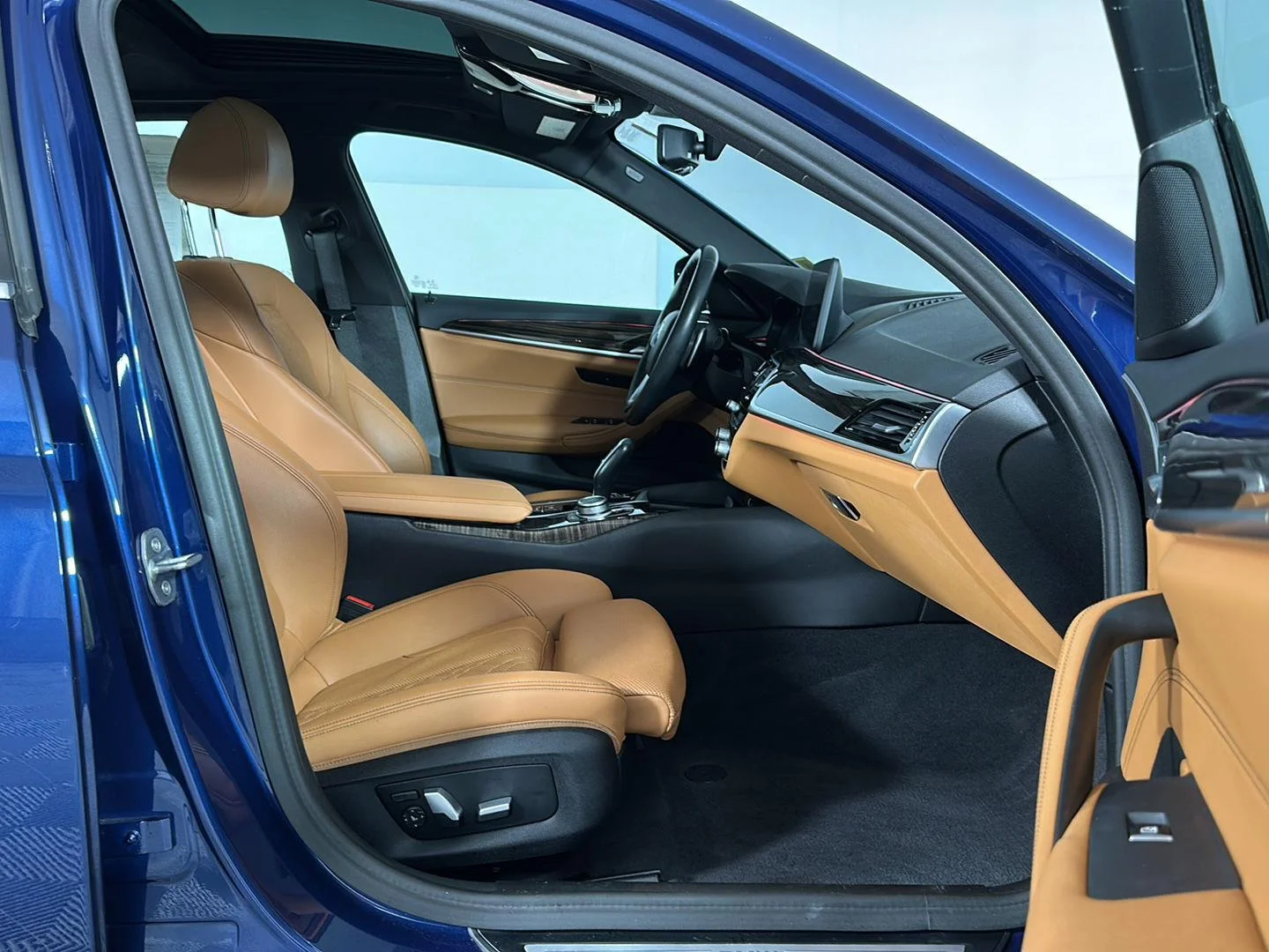 Used 2022 Phytonic Blue Metallic BMW 540i xDrive image 31