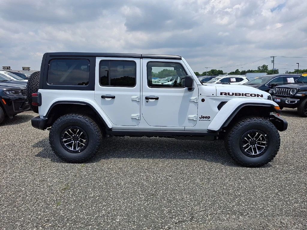 New 2026 Bright White Clear-Coat Exterior Paint Jeep Rubicon image 9
