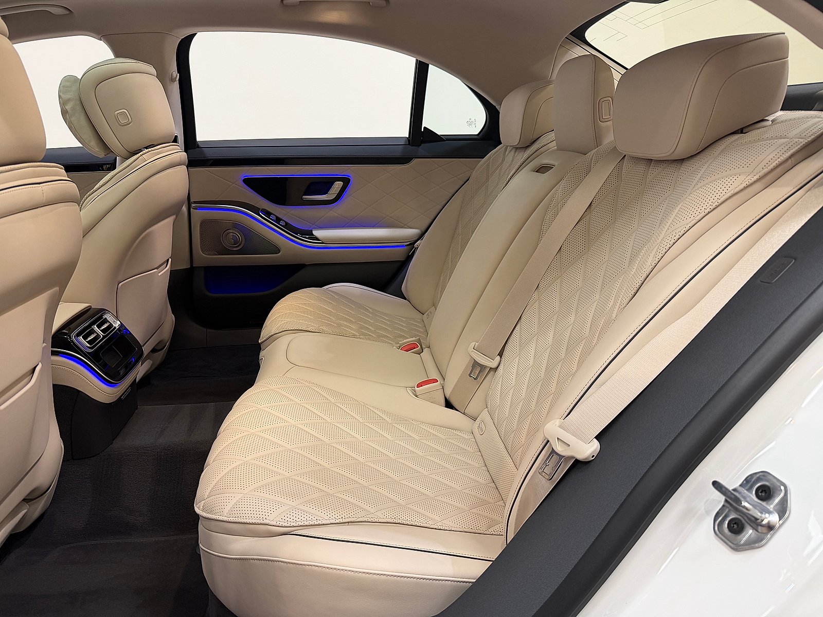 Certified Used 2026 MANUFAKTUR Moonlight White Metallic Mercedes-Benz 4MATIC® image 15