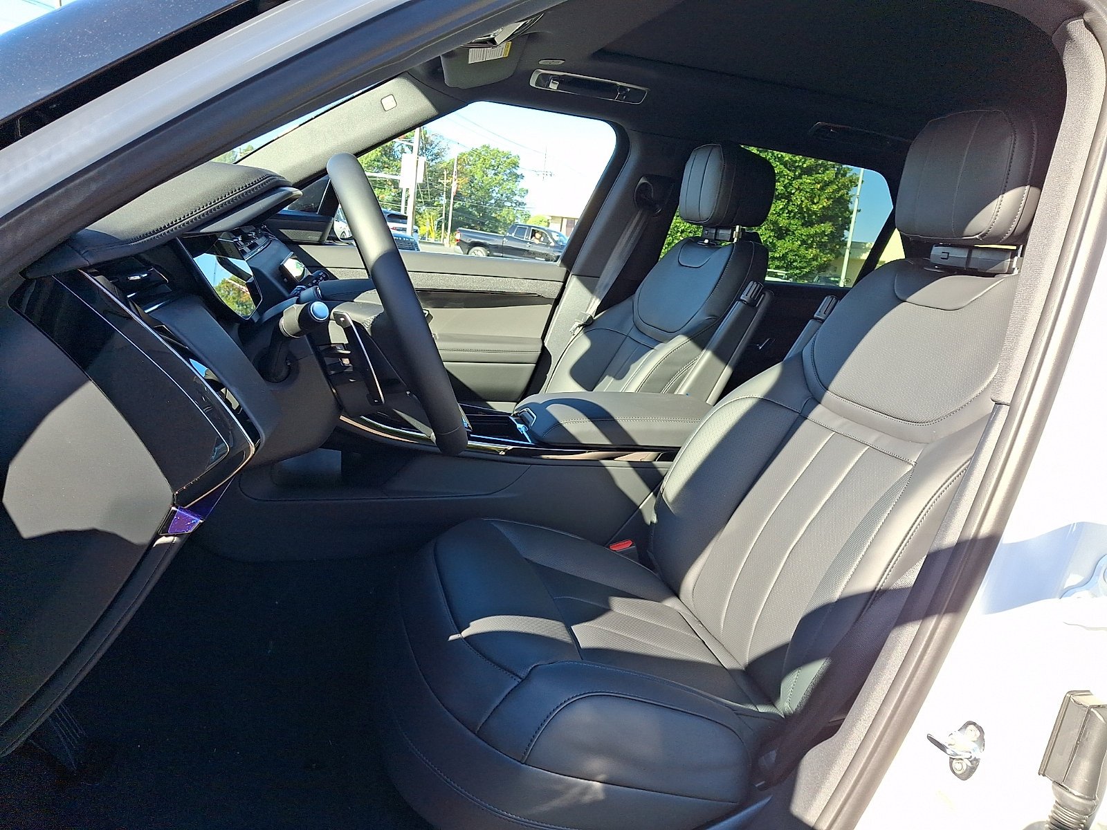 New 2027 Fuji White Land Rover SE image 10