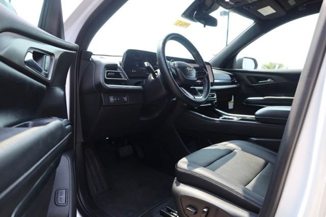 Used 2025 White Chevrolet LT image 7