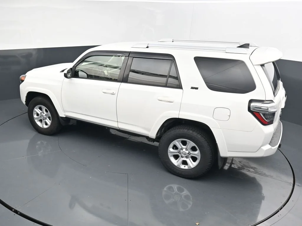 Used 2018 White Toyota SR5 image 23