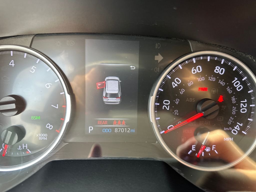 Used 2020 White Toyota LE image 19