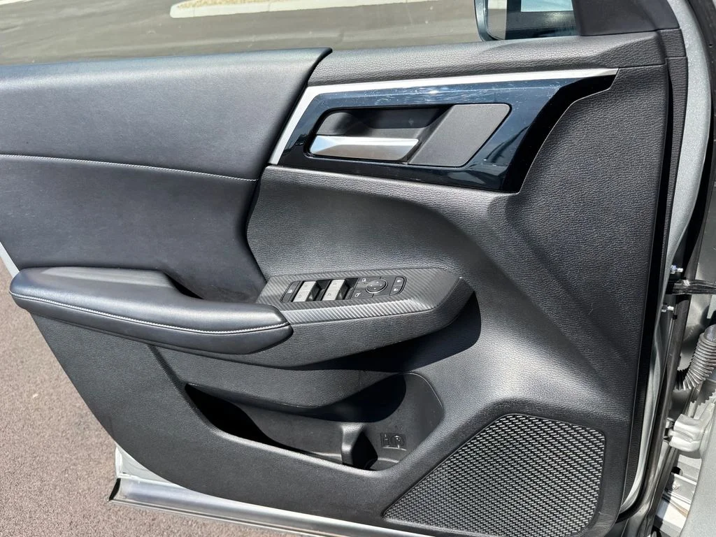 Used 2022 Silver Mitsubishi  image 22