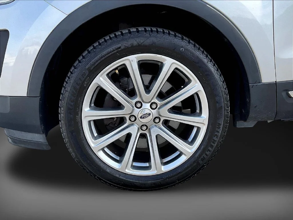 Used 2016 Silver Ford Limited image 35