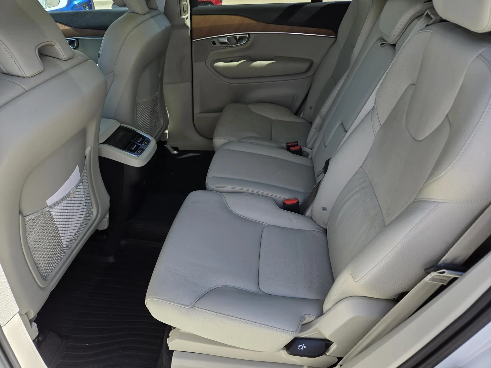 Used 2022 Crystal White Metallic Volvo Momentum image 30