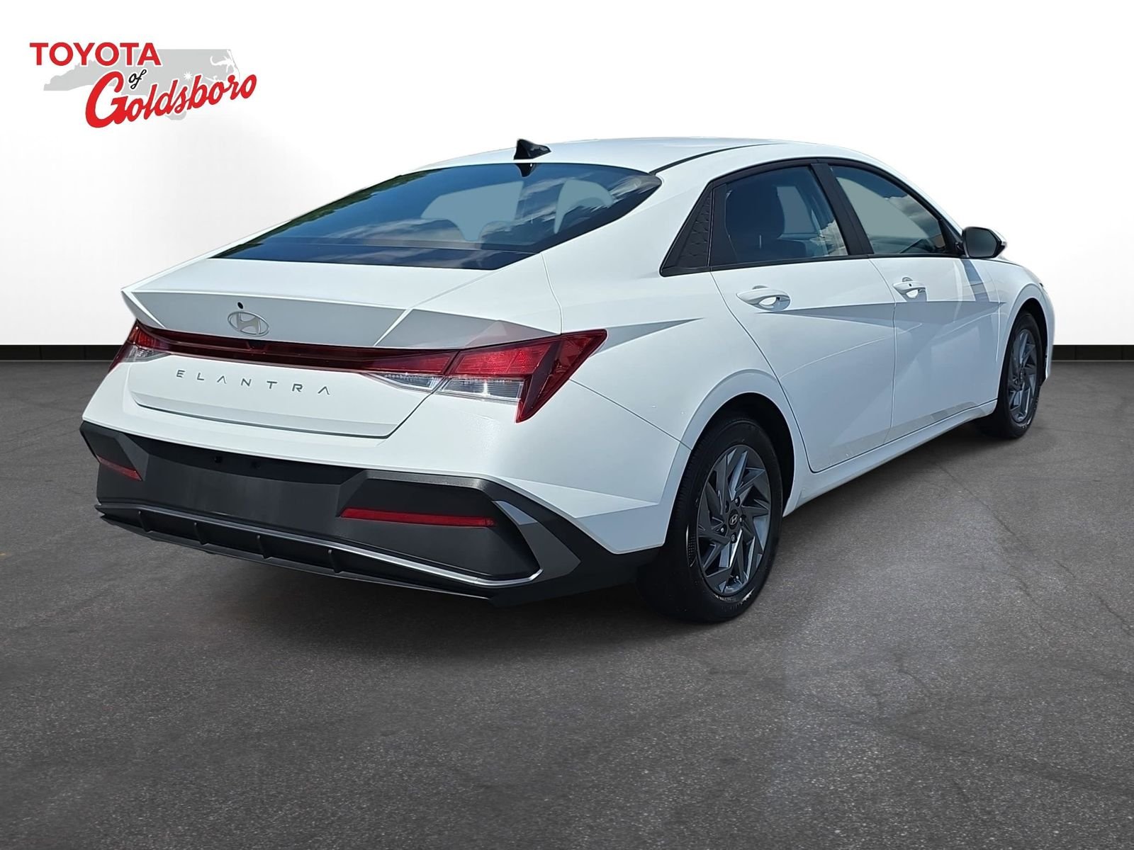 Used 2024 White Hyundai SEL image 5