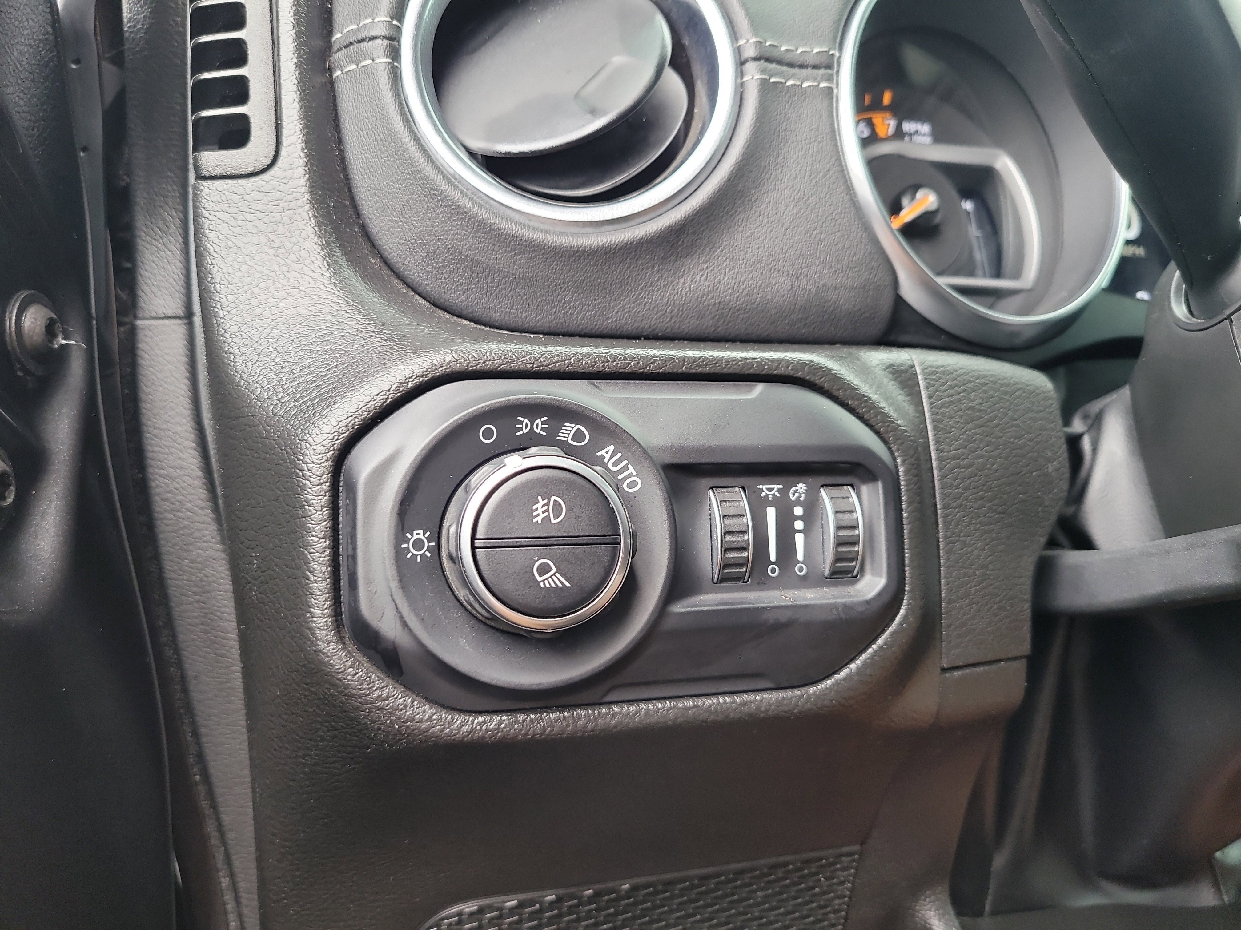 Used 2022 Granite Crystal Metallic Clearcoat Jeep Overland image 32