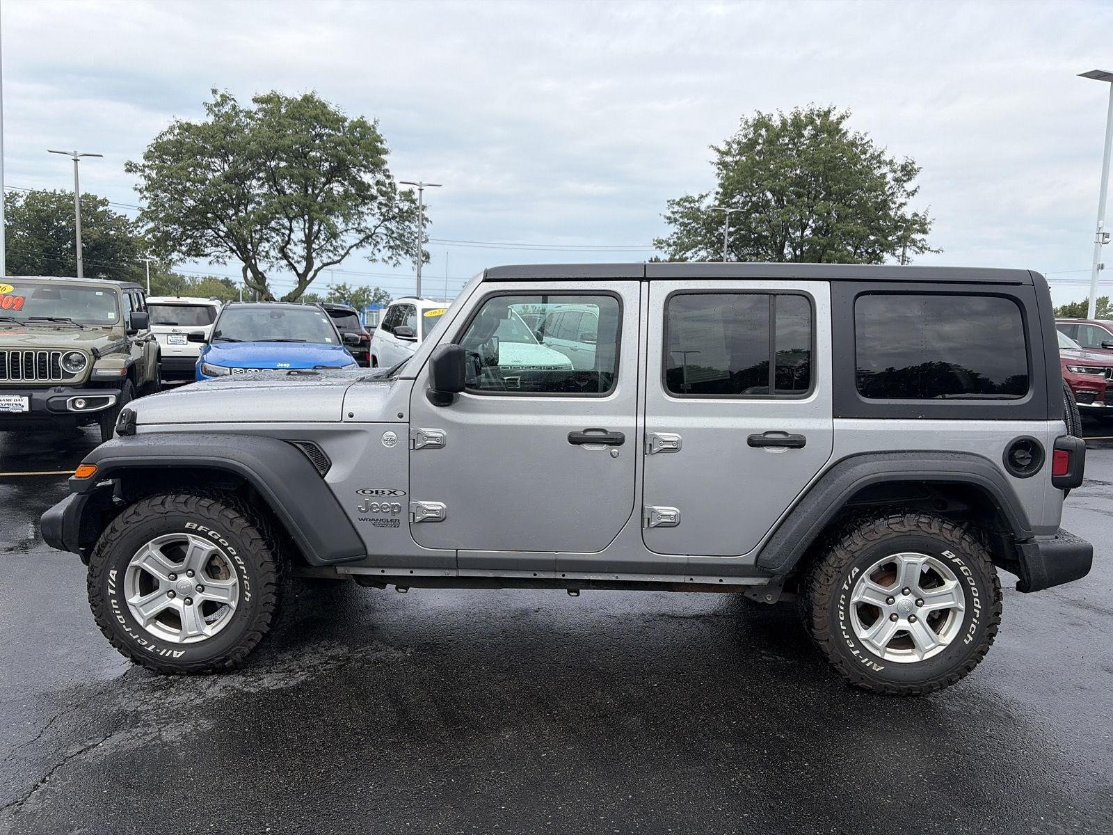 Used 2018 Billet Silver Metallic Clearcoat Jeep Sport S image 4