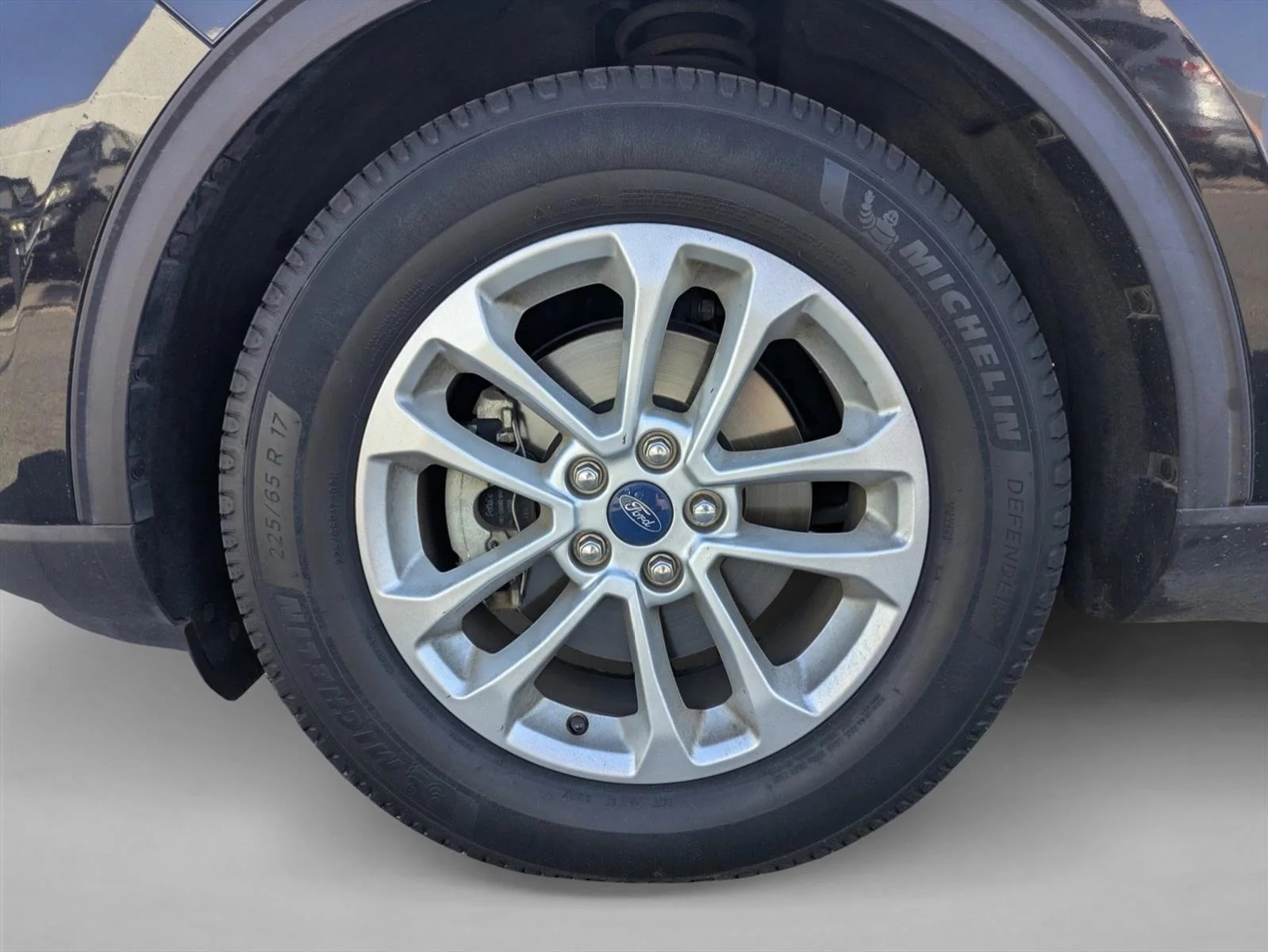 Used 2020 Agate Black Metallic Ford SE image 18