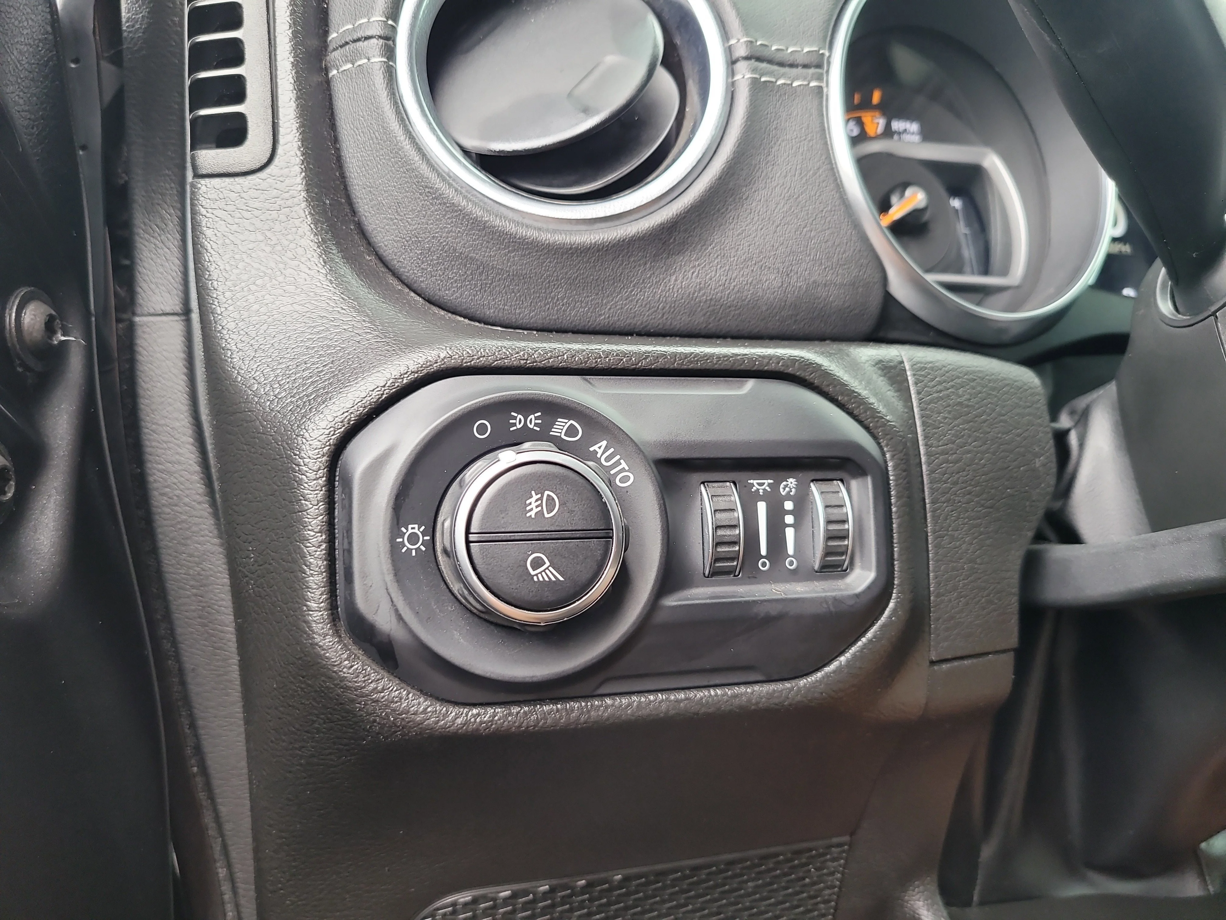 Used 2022 Granite Crystal Metallic Clearcoat Jeep Overland image 32