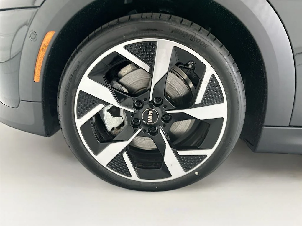 New 2026 Midnight Black II Metallic MINI Signature Plus image 27