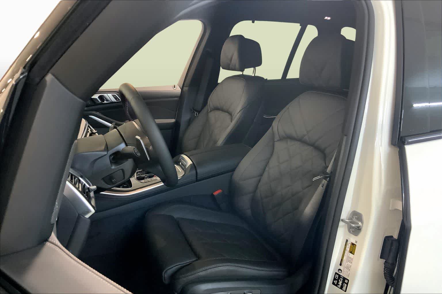 New 2026 Alpine White BMW M60i image 9