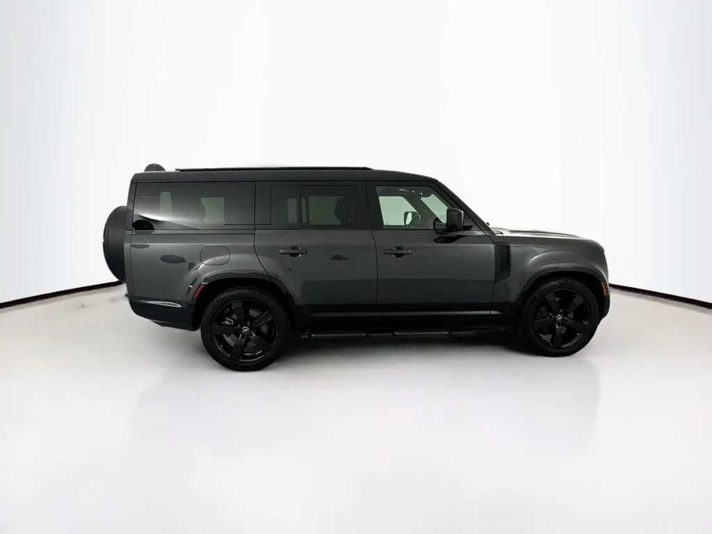 Used 2025 Gray Land Rover X-Dynamic SE image 4
