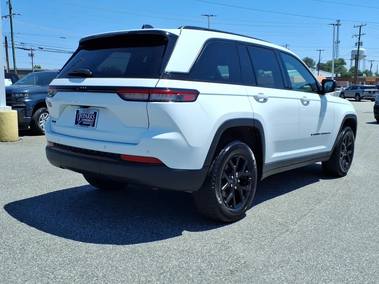 Used 2025 White Jeep Altitude image 29