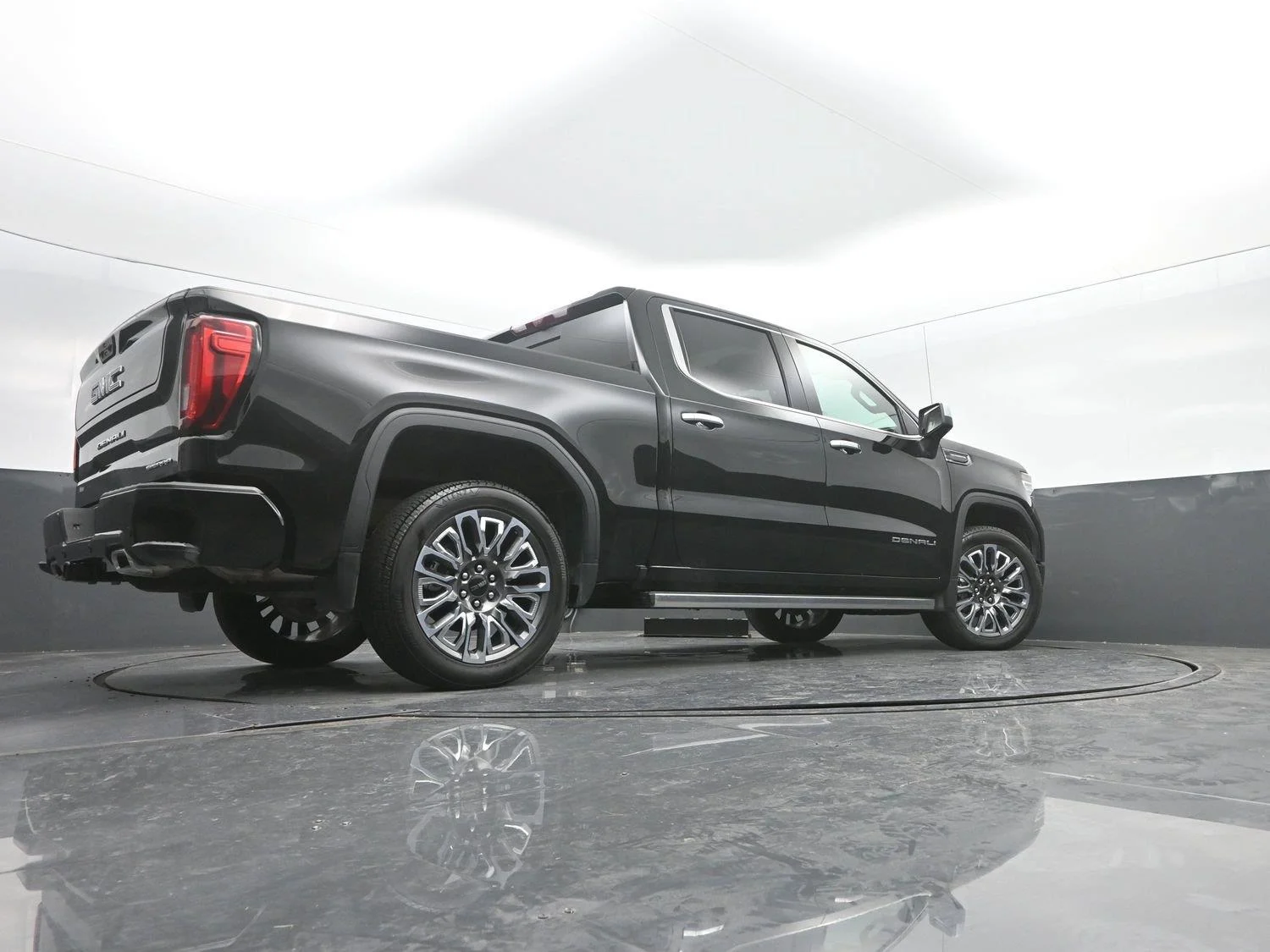 Used 2025 Onyx Black GMC Denali Ultimate image 40