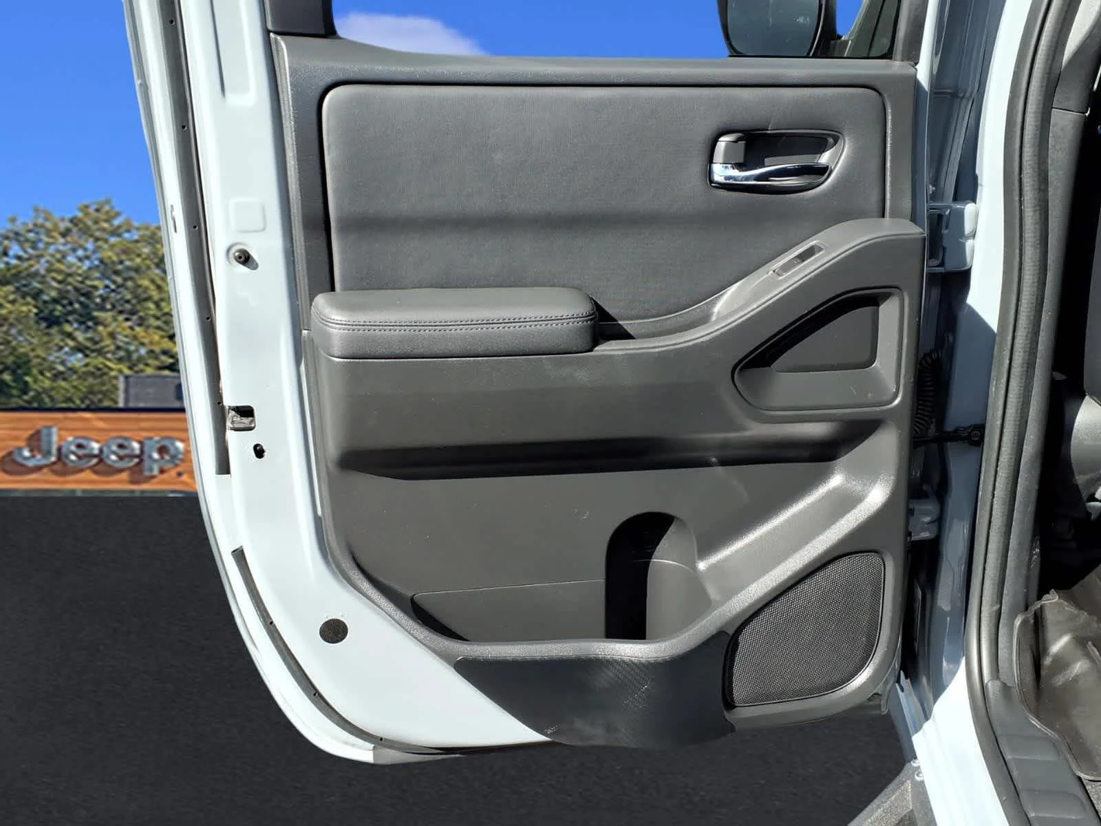 Used 2022 Boulder Grey Pearl Nissan PRO-4X image 28