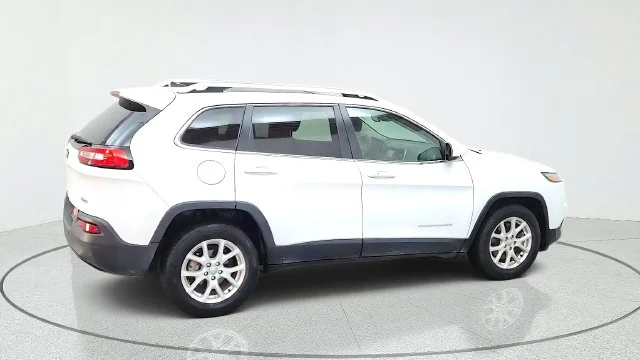 Used 2014 White Jeep Latitude image 12