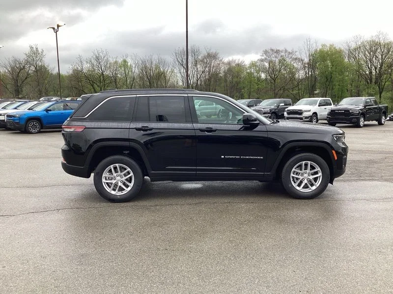 New 2026 Diamond Black Crystal Pearl-Coat Exterior Paint Jeep Laredo image 8