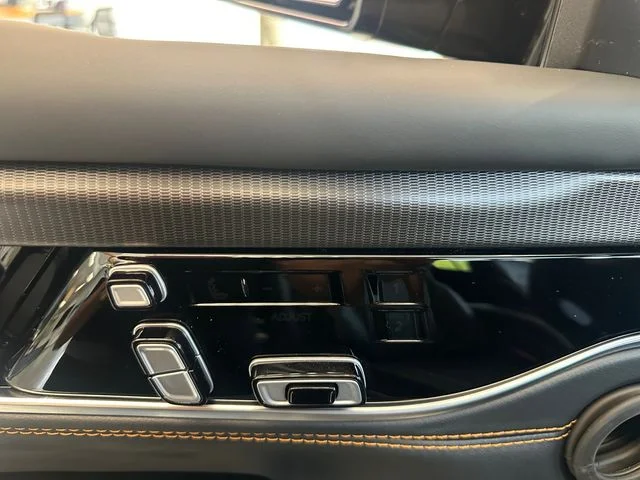 New 2026 High Gloss Black Exterior Paint Jeep Summit Reserve image 31