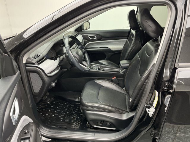 Used 2022 Diamond Black Crystal Pearlcoat Jeep Latitude Lux image 3