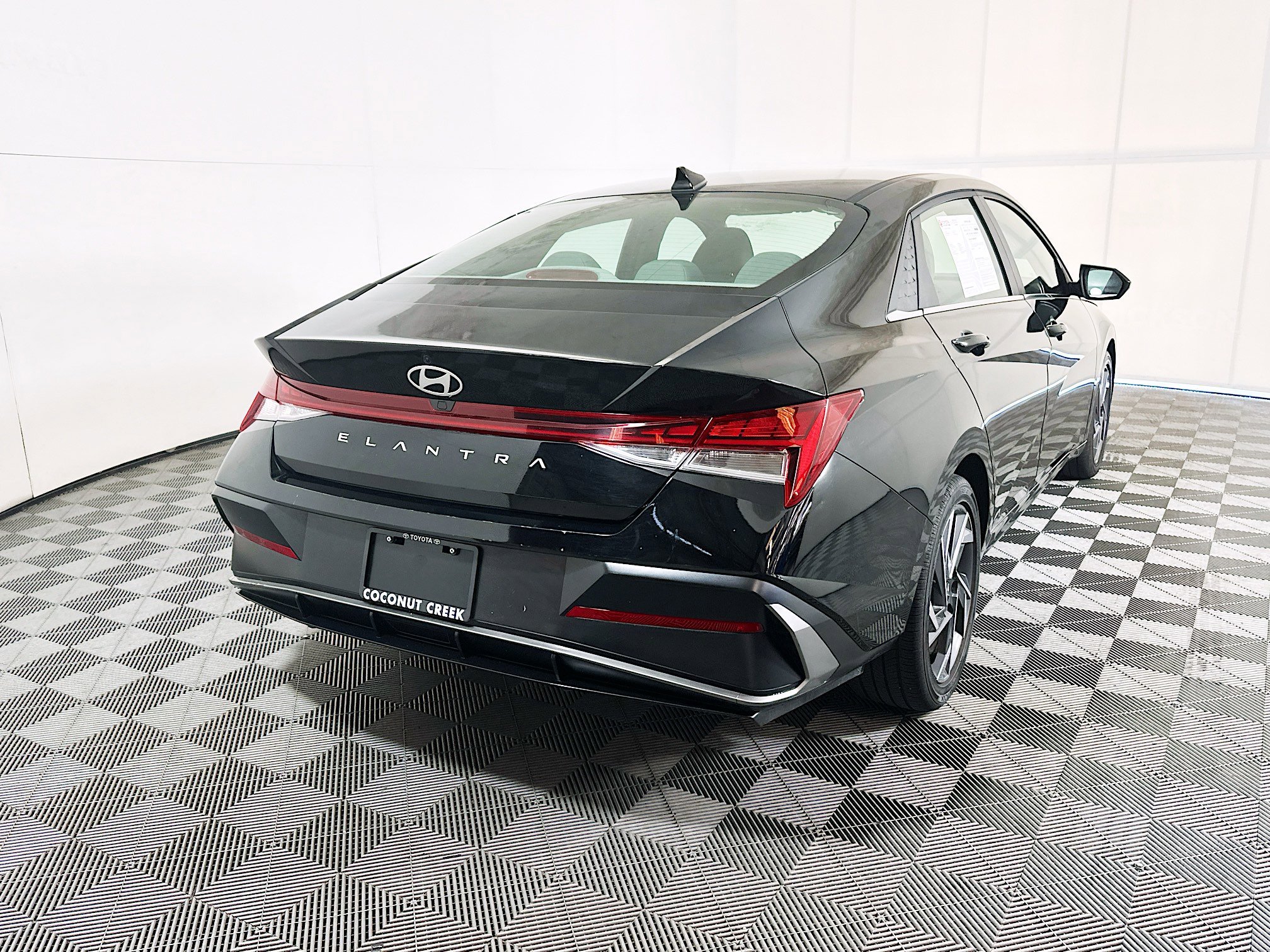 Used 2025 Abyss Black Hyundai SEL Convenience image 3