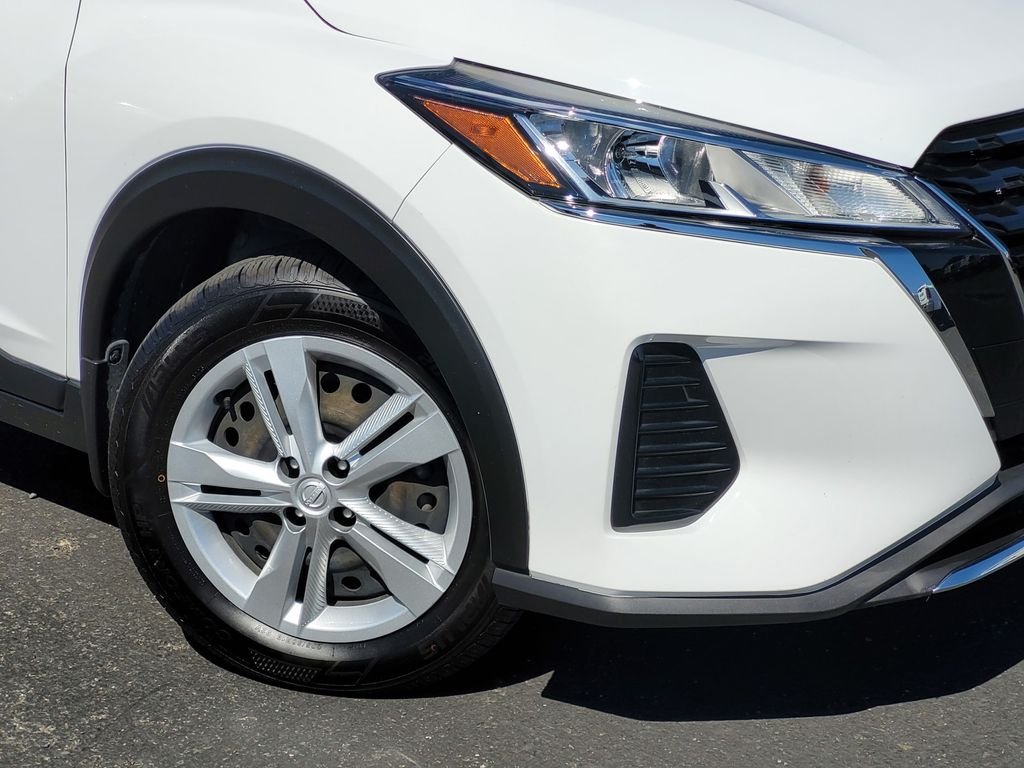 Used 2022 White Nissan S image 9