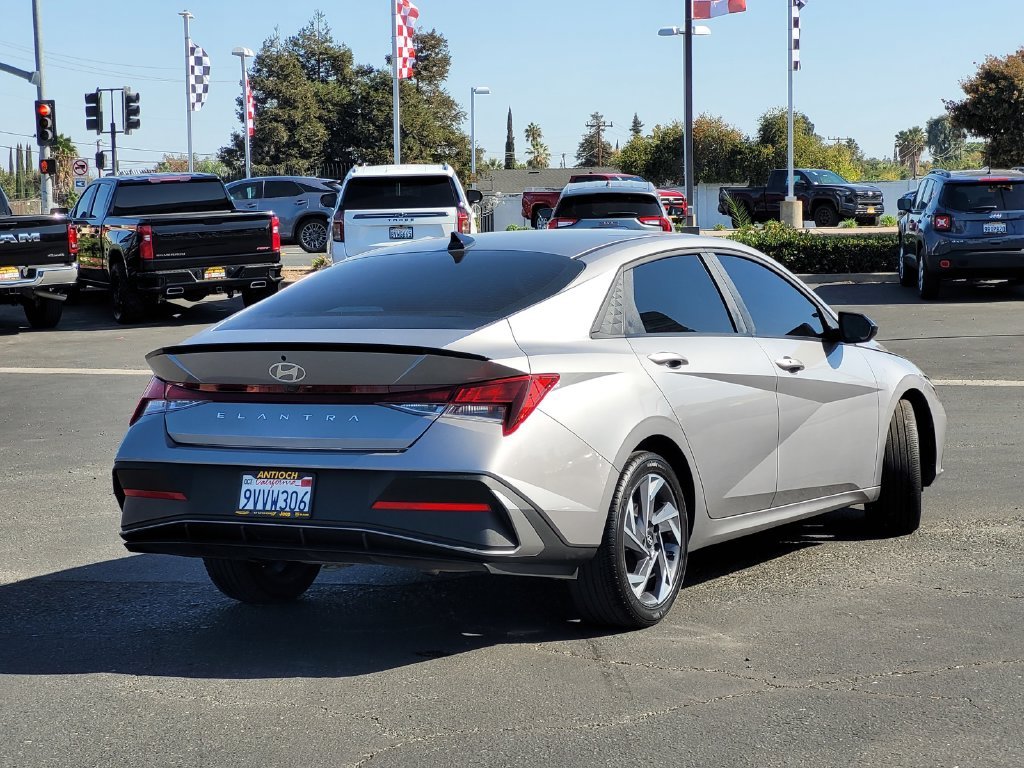 Used 2025 Silver Hyundai SEL Sport image 4