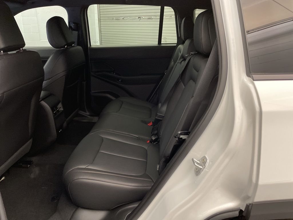 New 2026 Bright White Clear-Coat Exterior Paint Jeep Limited image 18