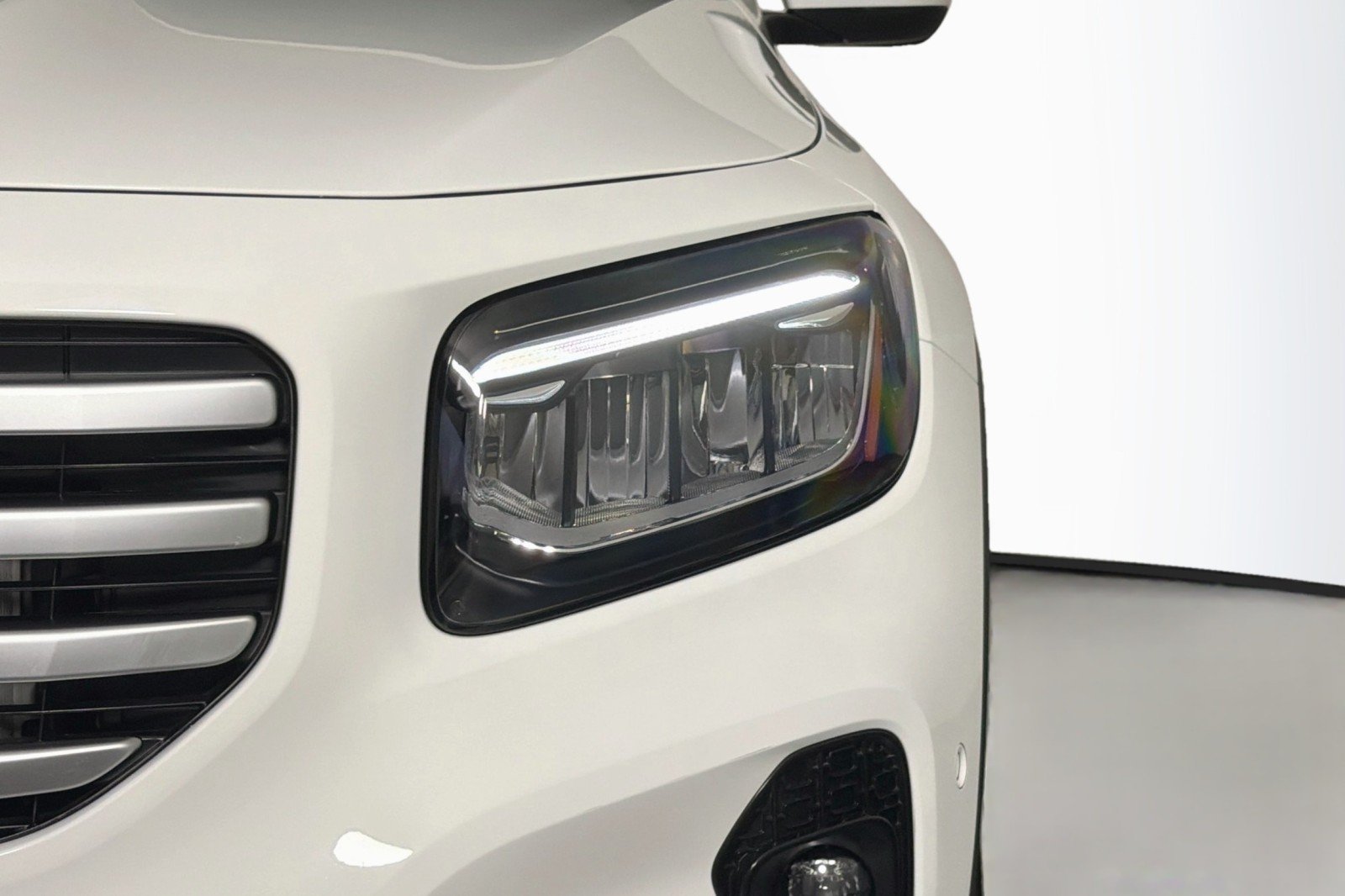 Used 2025 Polar White Mercedes-Benz GLB 250 image 14