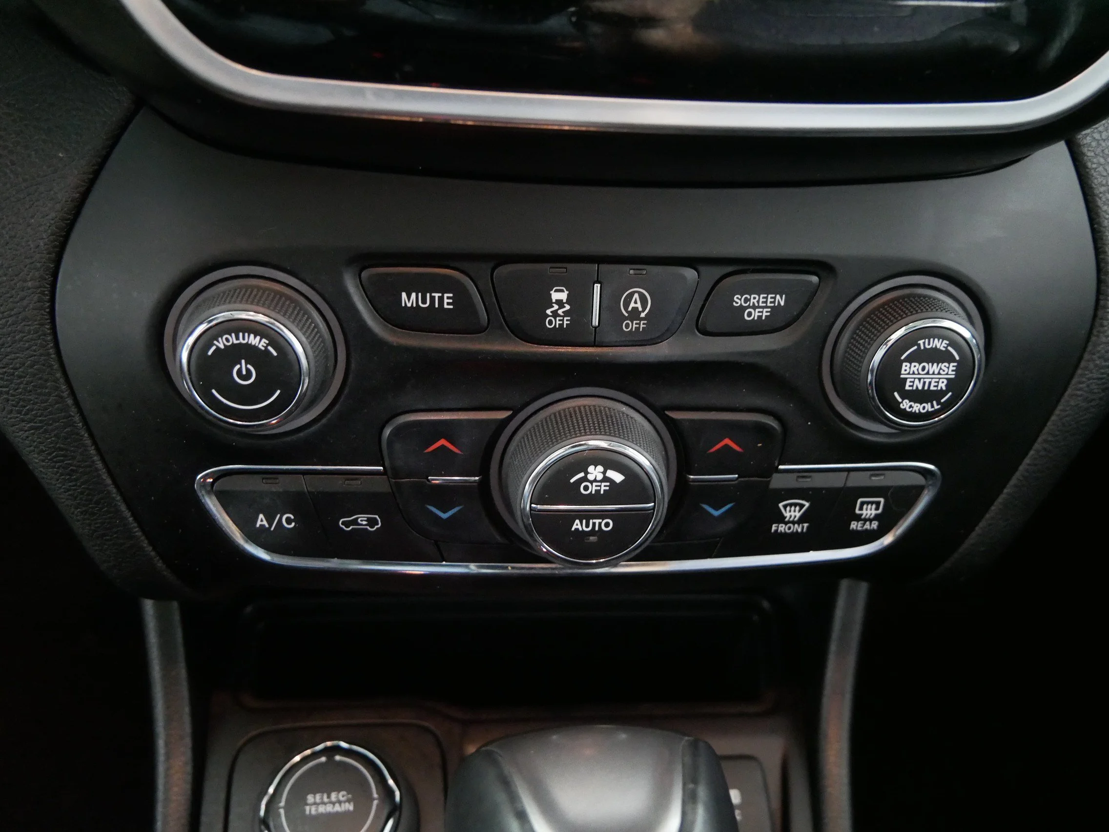 Used 2019 Bright White Clearcoat Jeep Limited image 23