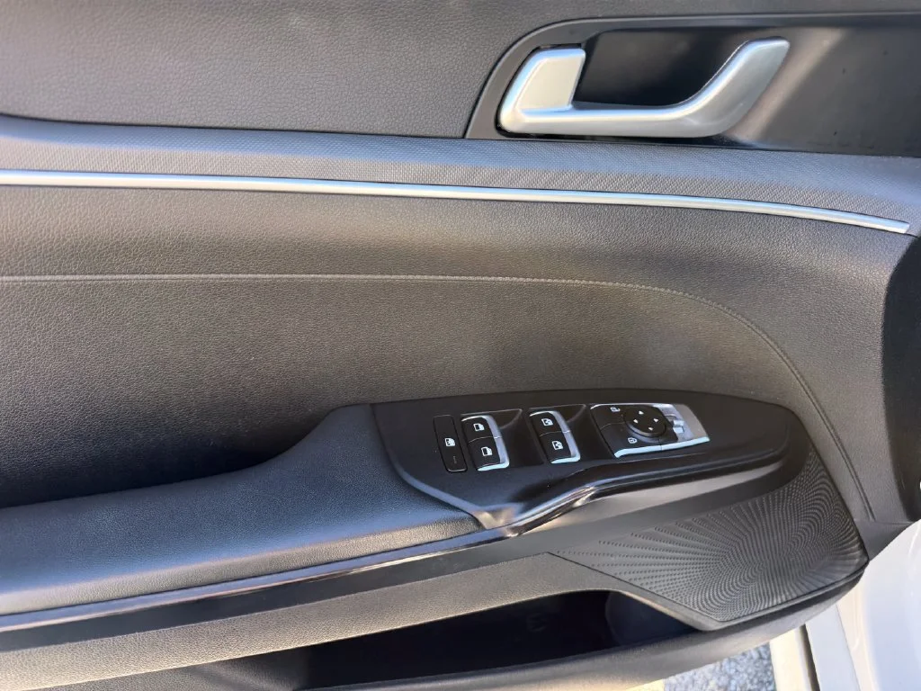 Used 2022 White Kia GT-Line image 5