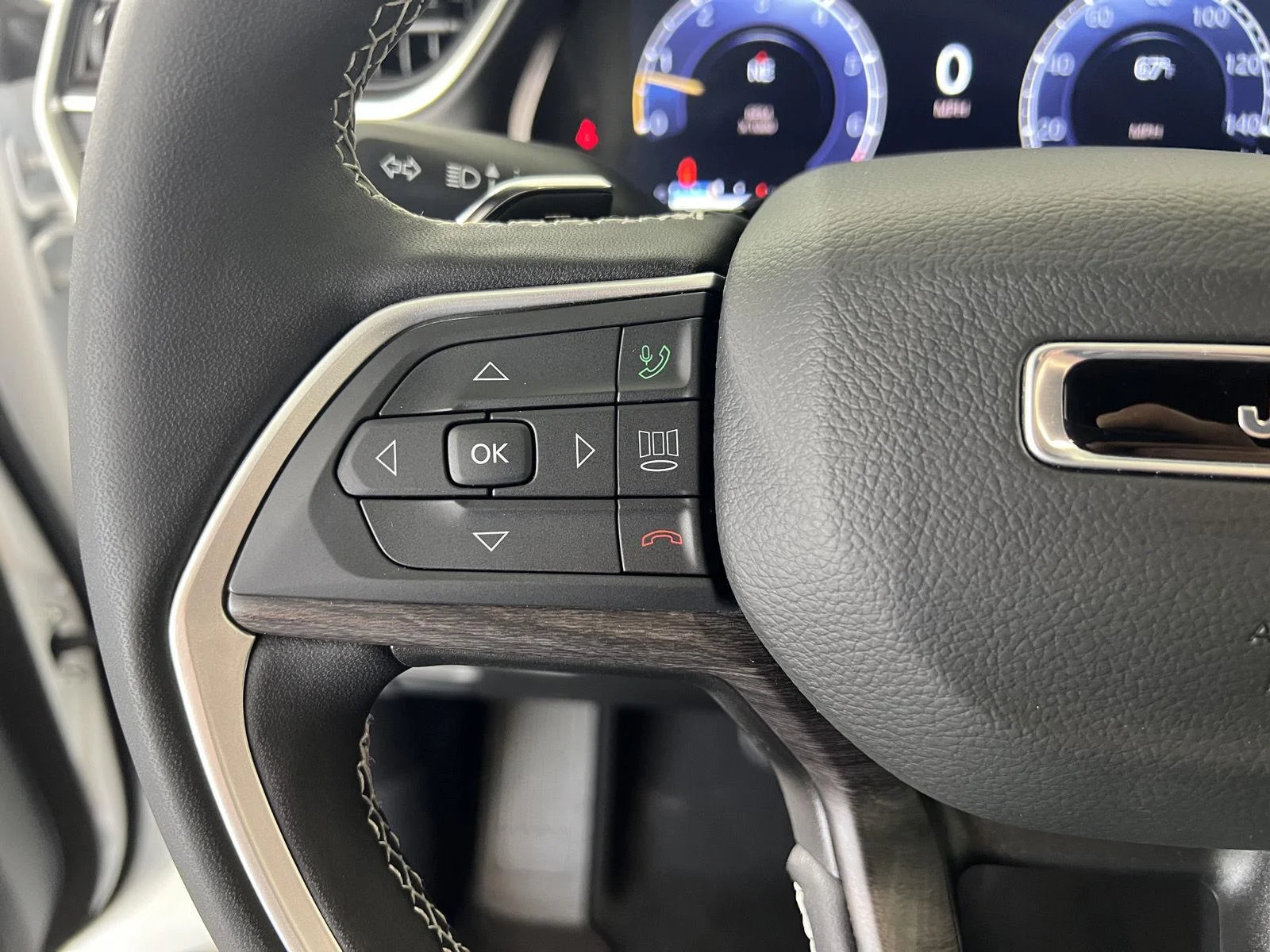 Used 2025 Wh Jeep Limited image 9