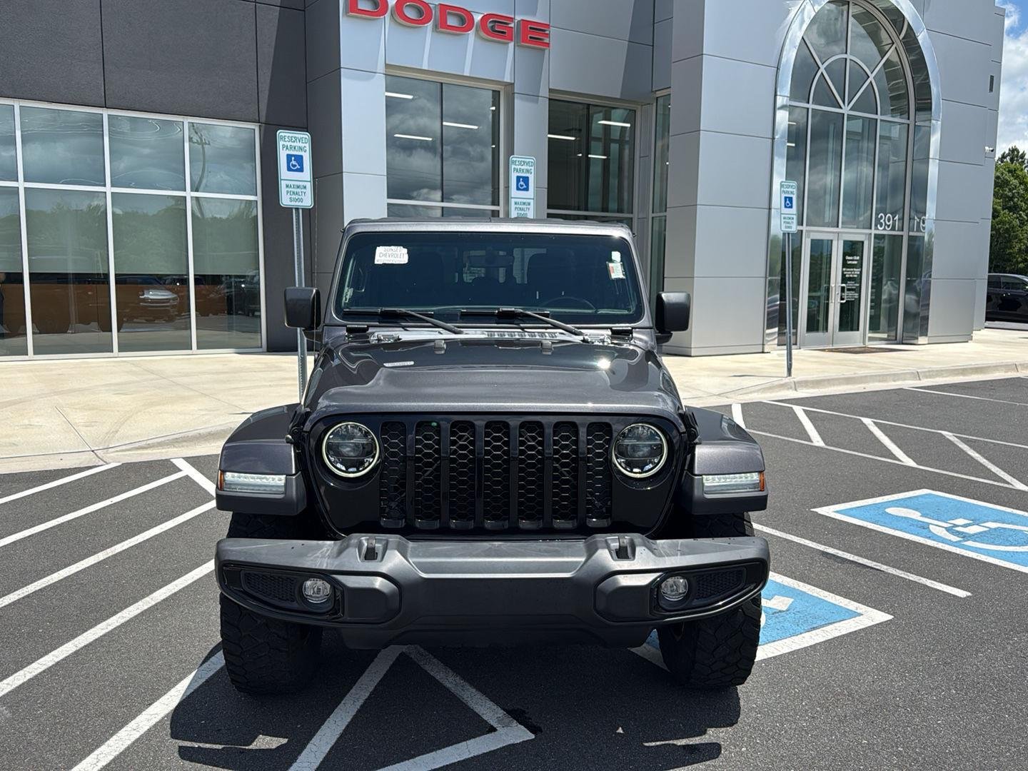 Used 2022  JEEP SPORT image 2