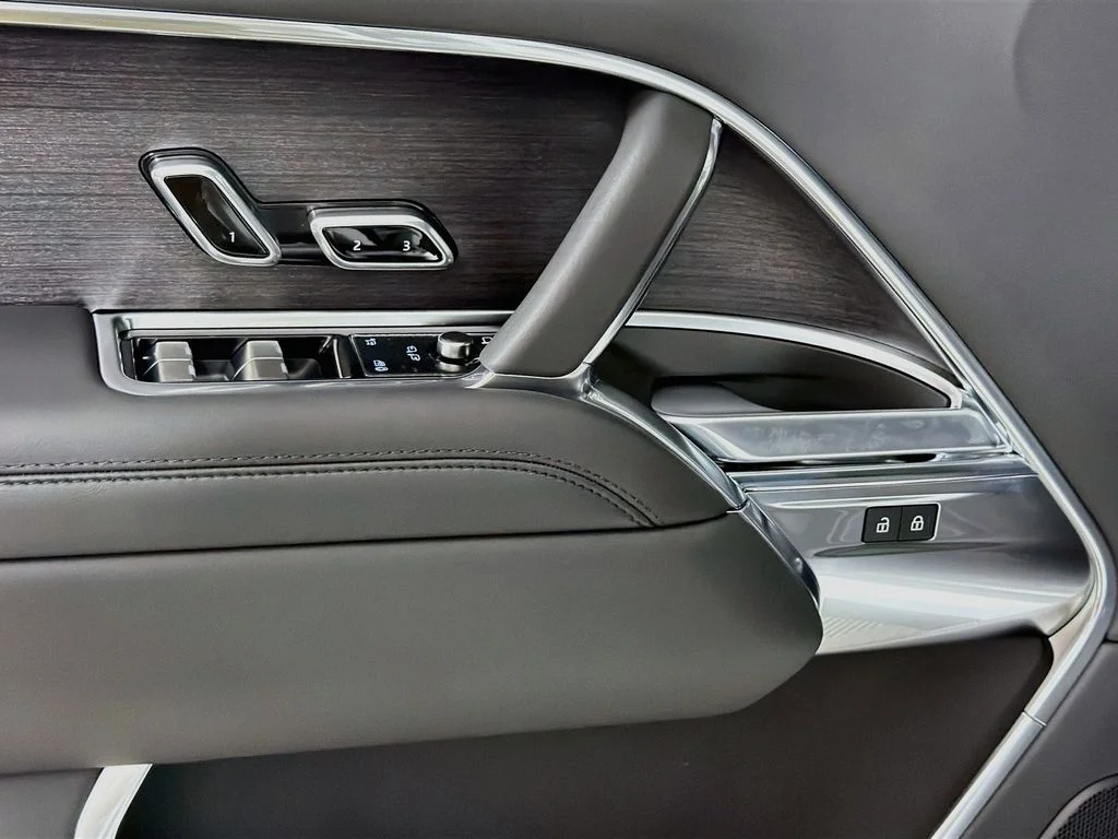 New 2026 Fuji White Land Rover SE 7 Seats image 18