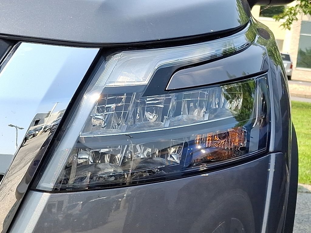 Used 2025 Gray Nissan S image 5